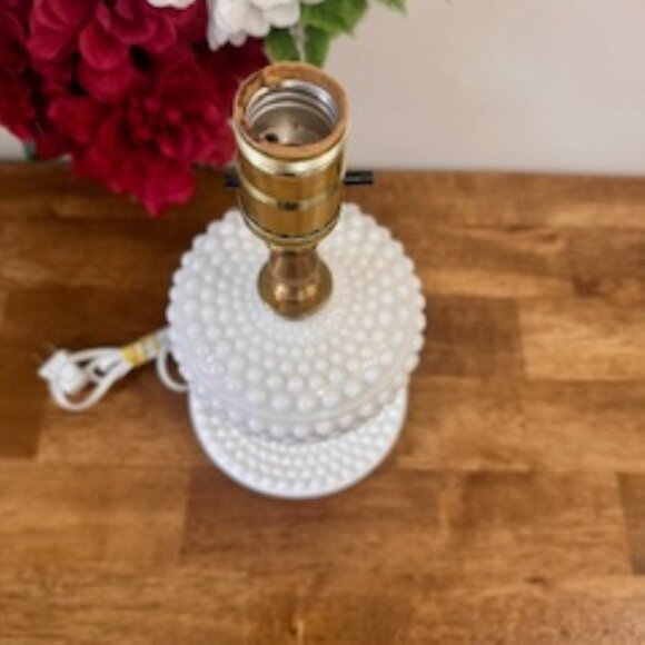 Vintage Milk Glass Hobnail Table Lamp Brass‎ Accent – Tested & Working - Picture 6 of 7